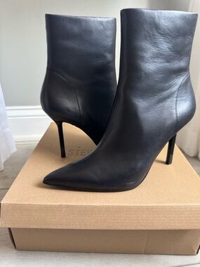 Steve Madden Iyanna Black Pointed Toe Ankle Booties